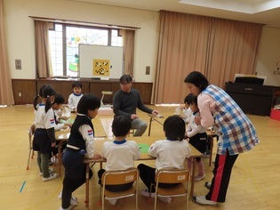 囲碁で遊んでいる子どもたちの写真