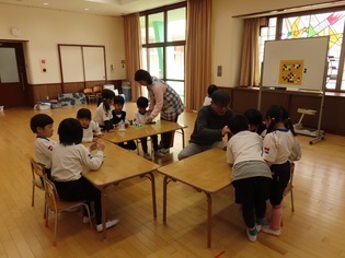 囲碁で遊んでいる子どもたちの写真