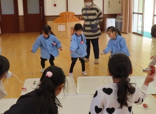 コマで遊ぼうに参加している子どもたちの写真