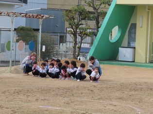 避難訓練に参加している子どもたちの写真