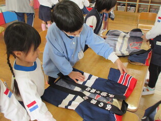 幼年消防クラブ引き継ぎ式に参加している子どもたちの写真