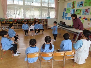 うたって遊ぼうに参加している子どもたちの写真