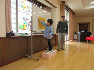 囲碁で遊んでいる子どもたちの写真