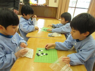 囲碁で遊んでいる子どもたちの写真