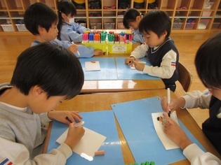 思い出の絵を描いている子どもたちの写真