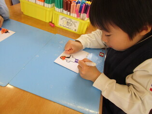 思い出の絵を描いている子どもたちの写真2