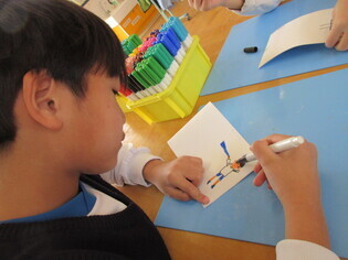 思い出の絵を描いている子どもたちの写真3