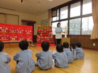 ひなまつりのつどいをしている子どもたちの写真