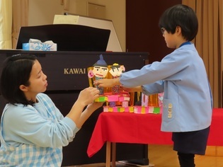 ひなまつりのつどいをしている子どもたちの写真2