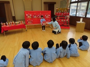ひなまつりのつどいをしている子どもたちの写真3