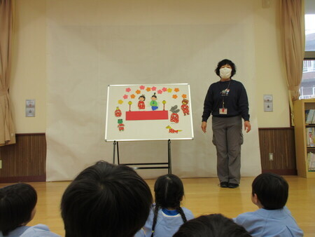 ひなまつりのつどいをしている子どもたちの写真4