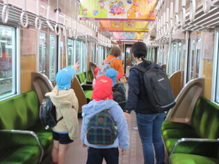 お別れ遠足に出かけている子どもたちの写真3