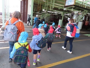 お別れ遠足に出かけている子どもたちの写真