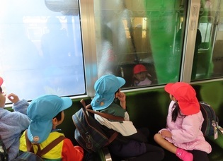 お別れ遠足に出かけている子どもたちの写真