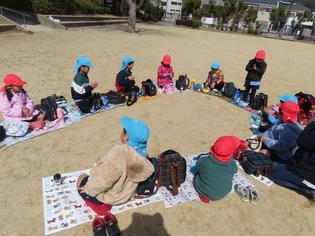 お別れ遠足に出かけている子どもたちの写真5