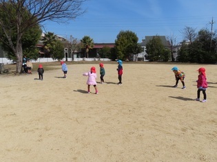 お別れ遠足に出かけている子どもたちの写真6