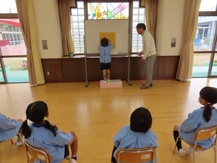 囲碁で遊んでいる子どもたちの写真