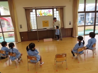 囲碁で遊んでいる子どもたちの写真2