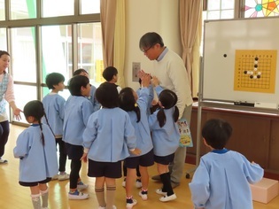囲碁で遊んでいる子どもたちの写真4
