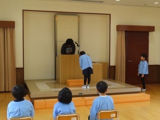 卒園式ごっこをしている子どもたちの写真