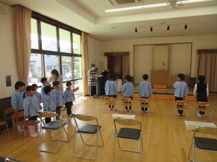 卒園式ごっこをしている子どもたちの写真3