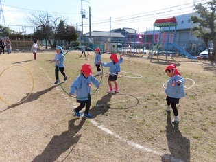 外で遊んでいる子どもたちの写真
