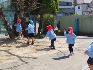だるまさんがころんだをしている子どもたちの写真