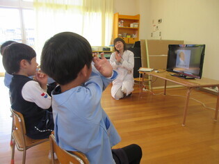 食育指導を受けている子どもたちの写真