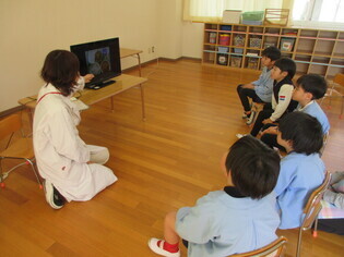 食育指導を受けている子どもたちの写真2