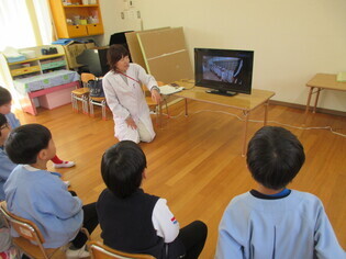 食育指導を受けている子どもたちの写真3