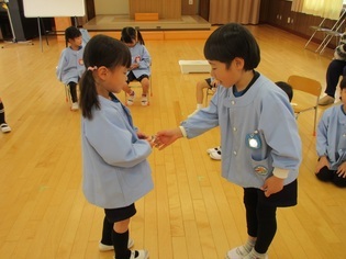 お別れ会をしている子どもたちの写真2