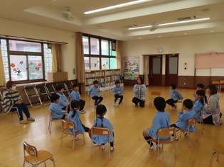 お別れ会をしている子どもたちの写真