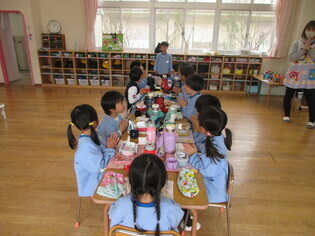 今学期最後の弁当を食べている子どもたちの写真
