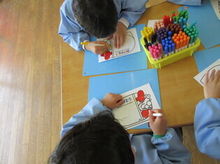 お家の人に手紙を描いている子どもたちの写真