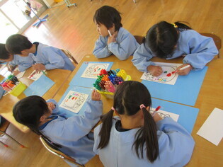 お家の人に手紙を描いている子どもたちの写真2