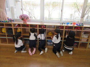 掃除をしている子どもたちの写真