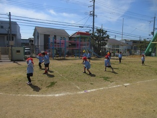 園庭で遊んでいる子どもたちの写真