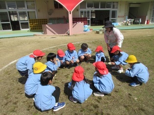 楽しかったことなどを伝え合っている子どもたちの写真