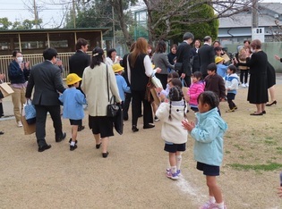 卒園児をお祝いしている写真