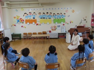 保育室で過ごしている子どもたちの写真