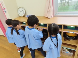 シールを貼っている子どもたちの写真