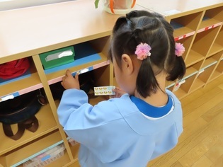 シールを貼っている子どもの写真