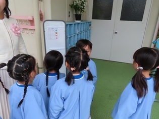 4歳児を迎える5歳児の写真