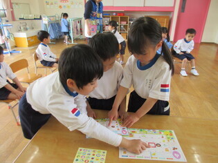 出席シールを貼っている子どもたちの写真