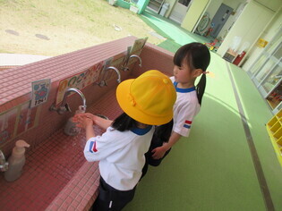 手洗いをしている子どもたちの写真