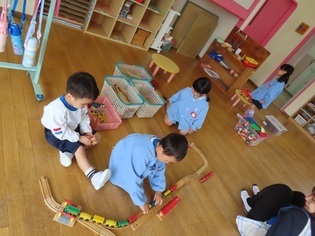 室内で遊んでいる子どもたちの写真