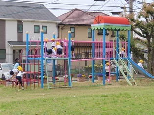 総合遊具で遊んでいる子どもたちの写真