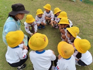 話をしている子どもたちの写真