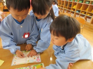 出席シールを貼っている子どもたちの写真2