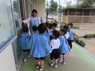 幼稚園探検をしている子どもたちの写真2